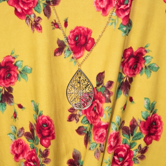 Floral tank with attached necklace - Picture 3 of 3